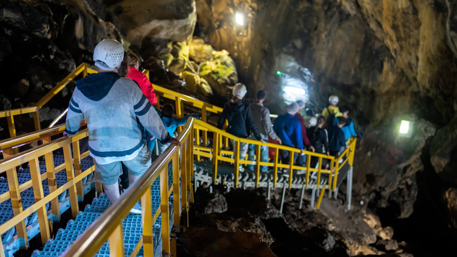 Explorează Peștera Ialomiței